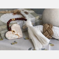 Hjerte med brune tr�perler og kvast