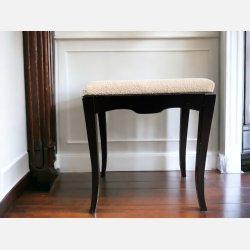 Antik skammel med plyss�de