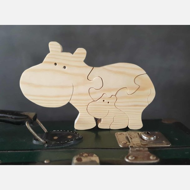 Flodhest i tr�, udsk�ret som puslespil